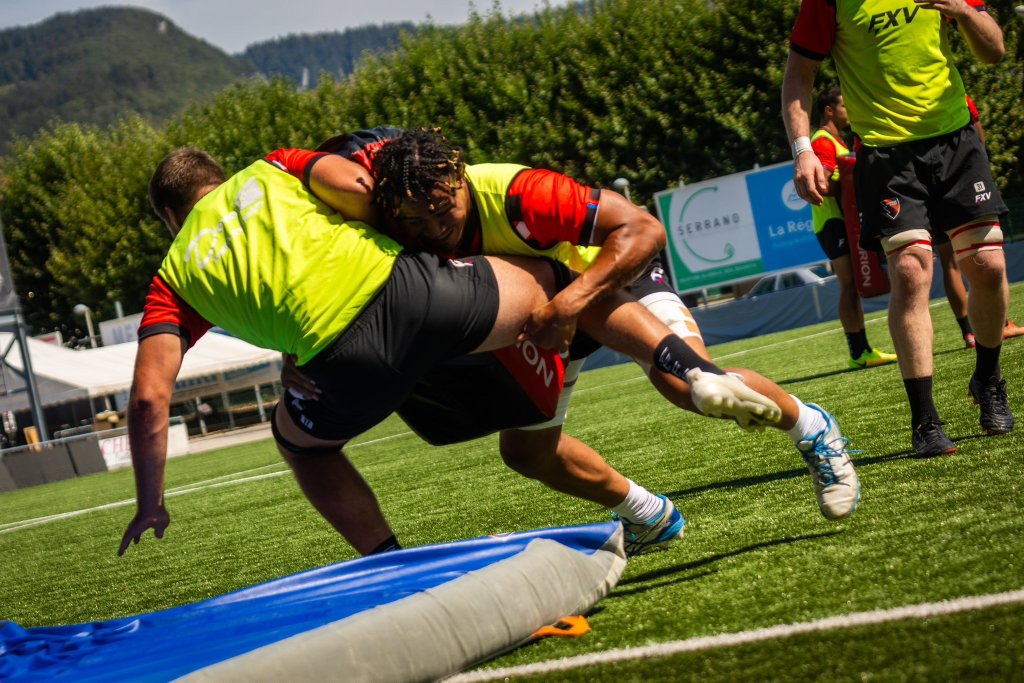 Leva Fifita tackling another Oyonnax player in training